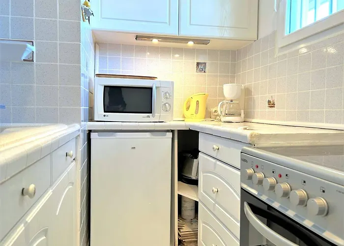 Au Lavandou Avec Terrasse Et Vue - Fr-1-251-237 * Le Lavandou