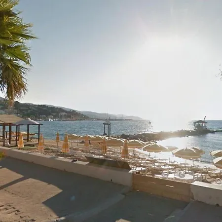 Au Lavandou Avec Terrasse Et Vue - Fr-1-251-237 アパート *